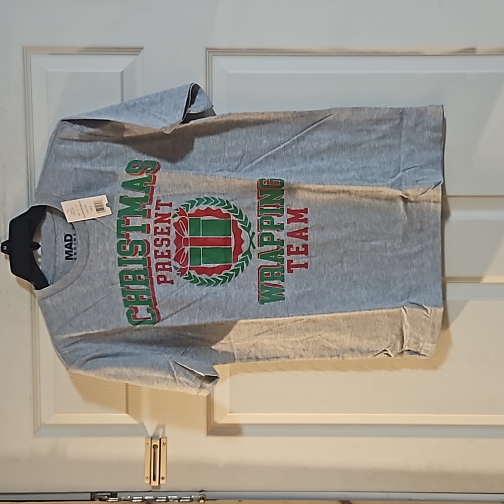 MAD ENGINE CHRISTMAS PRESENT WRAPPING TEAM TEE: GRAY: NEW WITH TAGS: SIZE S